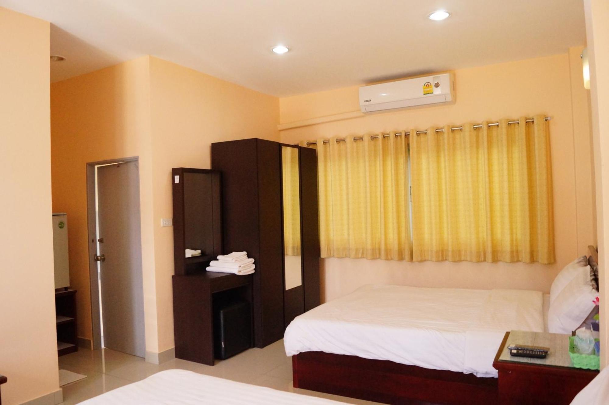 Jirasin Hotel & Apartment Ranong Pokoj fotografie