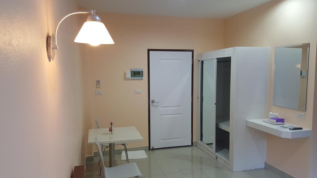 Jirasin Hotel & Apartment Ranong Pokoj fotografie