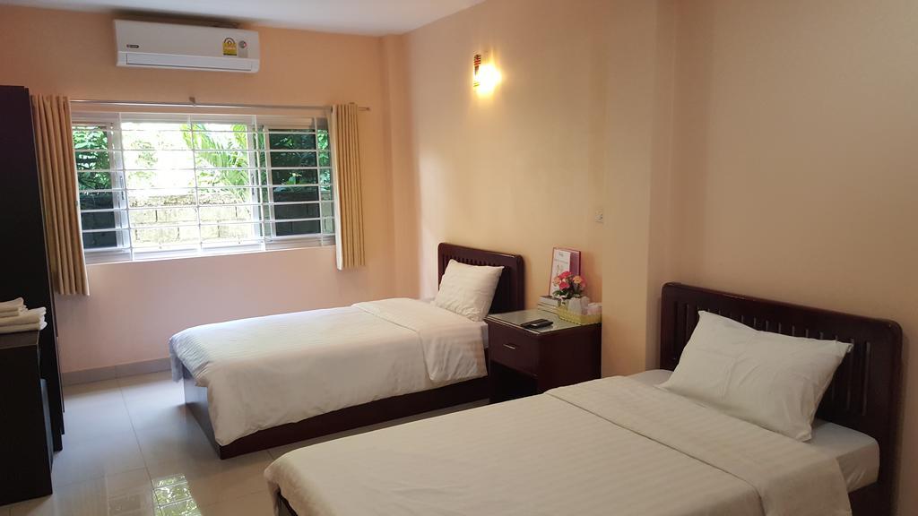 Jirasin Hotel & Apartment Ranong Pokoj fotografie